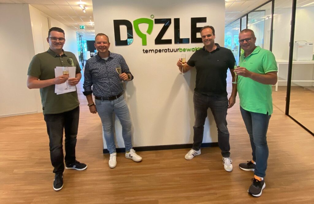 Danny Holthaus en Arnoud Ruijter namens DYZLE proosten op de samenwerking, samen met Jeroen van den Berg en Ben Scharft namens KV Wolderwijd/DYZLE